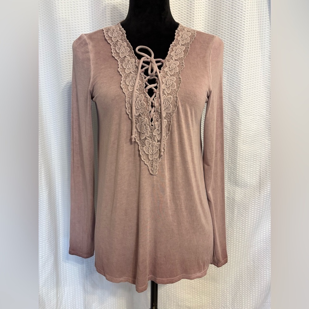 American Eagle Soft & Sexy lilac long sleeve lace trim blouse size medium